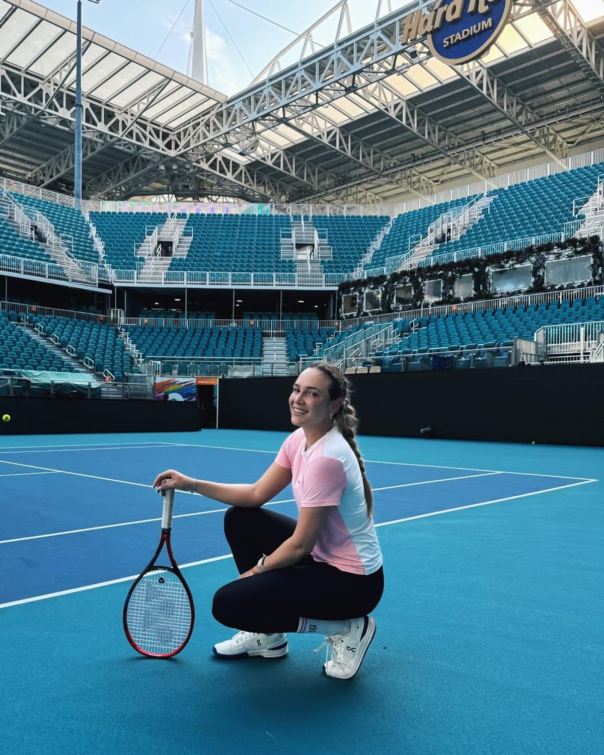 Jucătoarea de tenis cu cele mai lungi picioare a plecat în vacanță, dar fanii n-au uitat de scandal: aproape să se bată din cauza ei