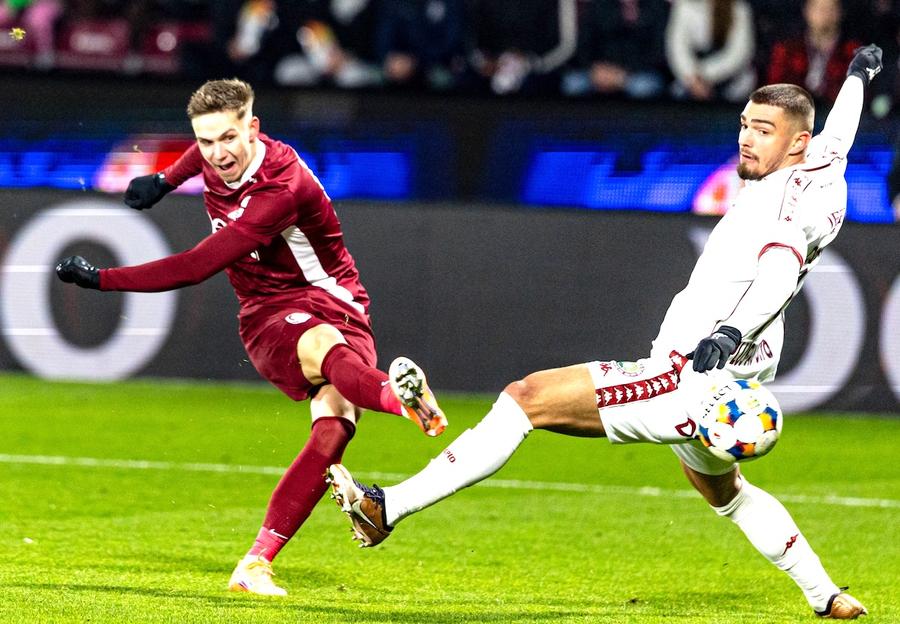 Louis Munteanu are șanse mari să plece de la CFR // FOTO: facebook.com/cfr1907 Negocieri finale pentru transferul lui Louis Munteanu de la CFR Cluj! » Ardelenii se plâng: „Suma e mai mică”