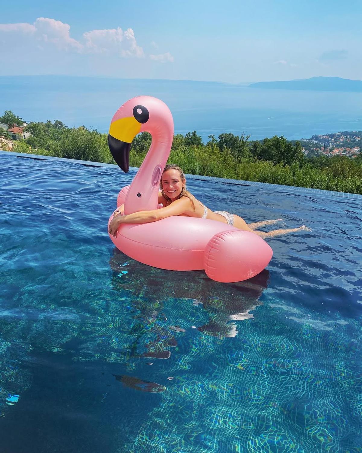 Jucătoarea de tenis cu cele mai lungi picioare a plecat în vacanță, dar fanii n-au uitat de scandal: aproape să se bată din cauza ei