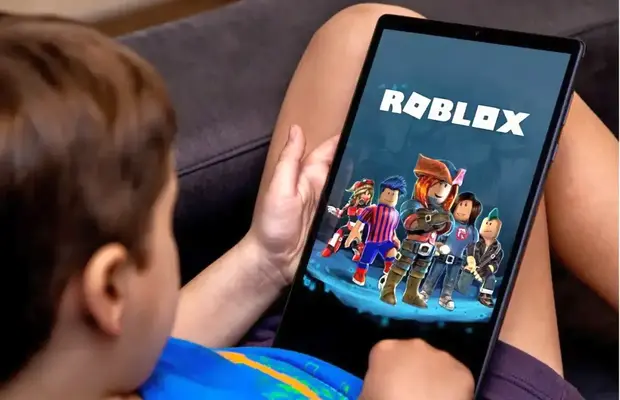 Kremlinul, asaltat de plângeri din partea copiilor, după interzicerea jocului Roblox: „Au fost supuși hărțuirii sexuale și constrânși să comită acte depravate și violente”