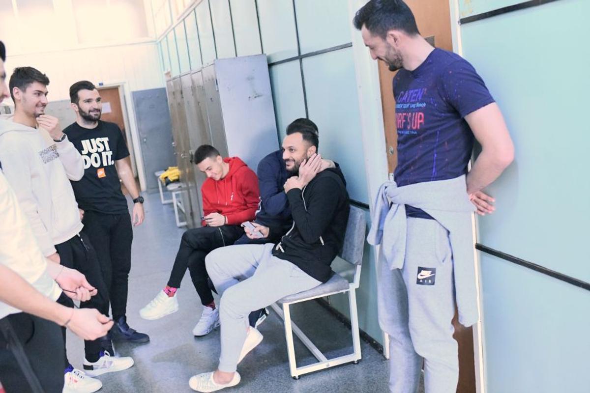 DINAMO // VIDEO+FOTO Jucătorii lui Dinamo au făcut azi vizita medicală » Tricoul lui Ioan Filip a atras toate privirile: „Ce pana mea?” :D + supărați pe Nistor: „Ne zicea că vrea să rămână”