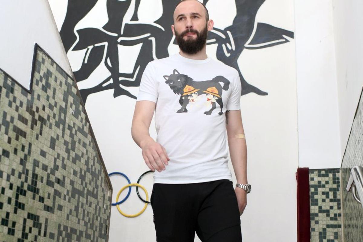 DINAMO // VIDEO+FOTO Jucătorii lui Dinamo au făcut azi vizita medicală » Tricoul lui Ioan Filip a atras toate privirile: „Ce pana mea?” :D + supărați pe Nistor: „Ne zicea că vrea să rămână”