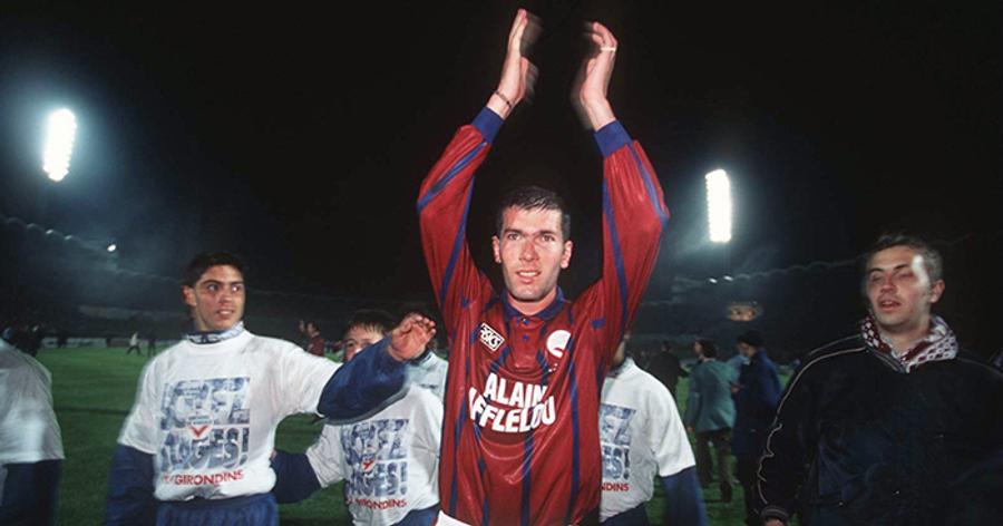 În loc de Juventus, Zidane ar fi putut semna cu Blackburn Rovers. Dar „copiii” îl aveau deja pe Sherwood :) Fotbalul n-ar mai fi fost la fel! Patru transferuri spectaculoase care au picat în ultima clipă: „Pe el l-am luat în locul lui Maradona! A fost mai ieftin”