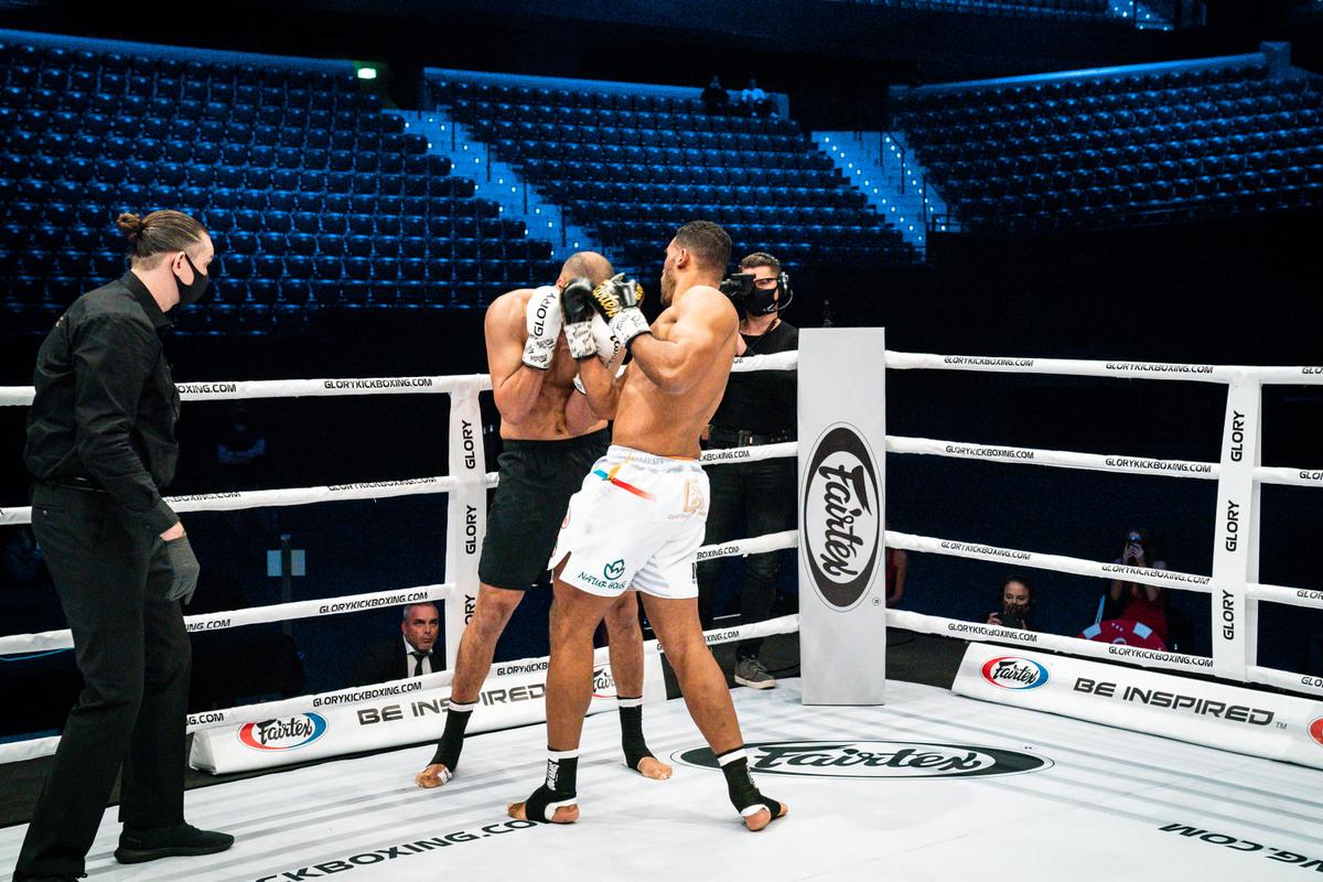 Incredibil! Ce i s-a spus lui Benny Adegbuyi înainte de meciul cu Badr Hari: „Tind să dea victoria celui mai important” + cum l-a șicanat marocanul înainte de luptă