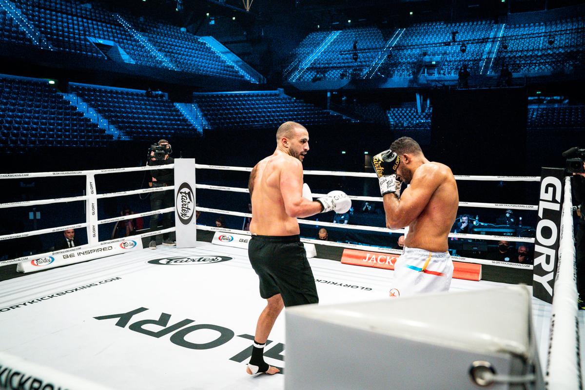 Incredibil! Ce i s-a spus lui Benny Adegbuyi înainte de meciul cu Badr Hari: „Tind să dea victoria celui mai important” + cum l-a șicanat marocanul înainte de luptă
