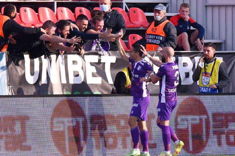 Palic, sărbătorind unicul gol din acest sezon alături de galeria piteștenilor / Foto: GSP Unul dintre cei mai cunoscuți străini continuă în Liga 1, deși a fost chemat în alt campionat: „Degeaba primim oferte, el vrea la noi”