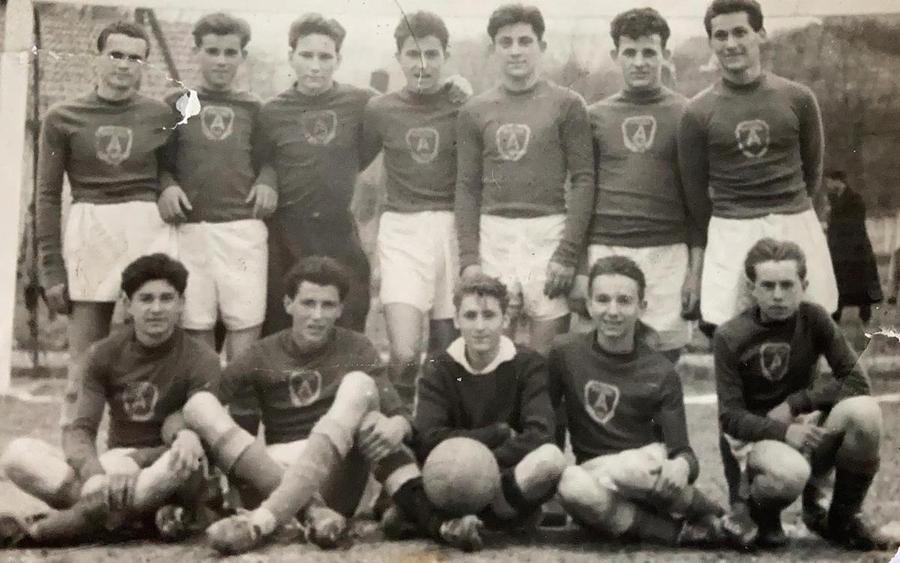 Minerul Aninoasa. Stocker e al doilea din stânga, pe rândul de jos Ticăloșii fără glorie » Povestea celui mai dur cuplu de fundași centrali din istoria Ligii 1: „Ne loveau încă de pe tunelul întunecat. Era îngrozitor”