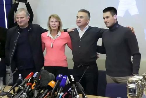 Familia lui Novak Djokovic, la finalul conferinței de presă // foto: captură foto YouTube