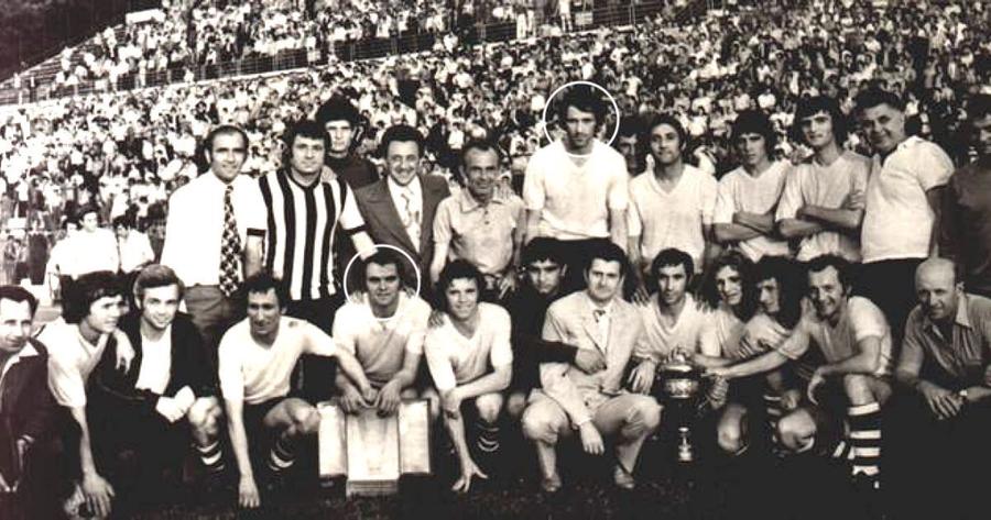 Jiul Petroșani, câștigătoare Cupei României în 1974. Stocker e sus, Tonca jos, ambii încercuiți Ticăloșii fără glorie » Povestea celui mai dur cuplu de fundași centrali din istoria Ligii 1: „Ne loveau încă de pe tunelul întunecat. Era îngrozitor”