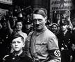 Adolf Hitler, alături de un tânăr hitlerist, în uniformă // Foto: Imago