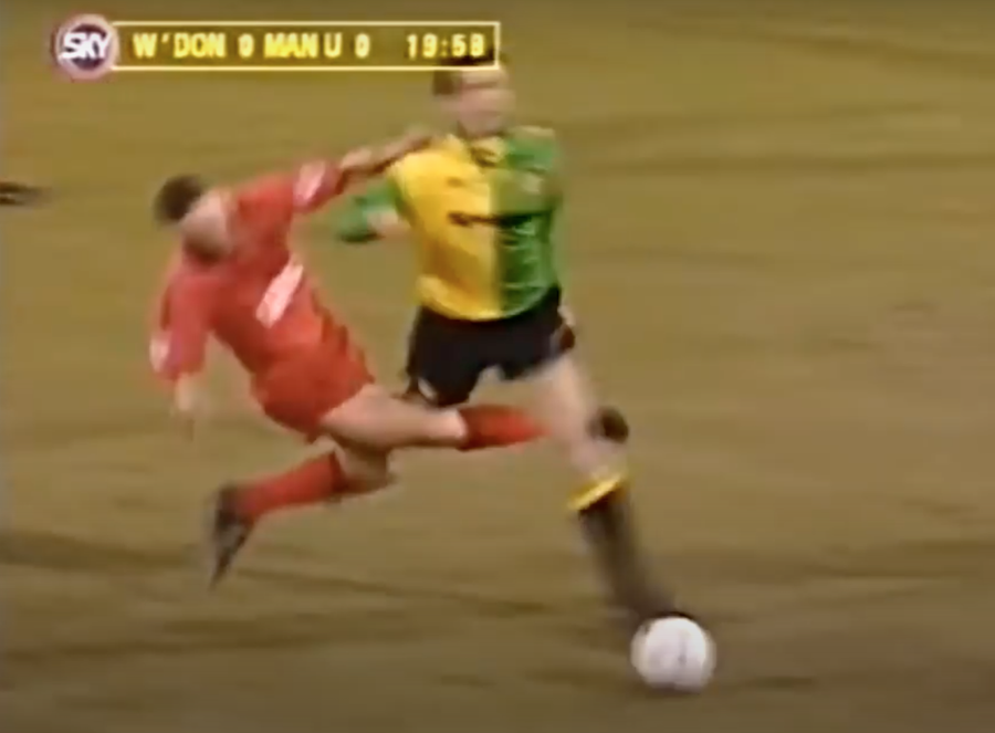 Vinnie Jones și o intrare banală asupra lui Eric Cantona într-un meci Wimbledon - Man. United Ticăloșii fără glorie » Povestea celui mai dur cuplu de fundași centrali din istoria Ligii 1: „Ne loveau încă de pe tunelul întunecat. Era îngrozitor”