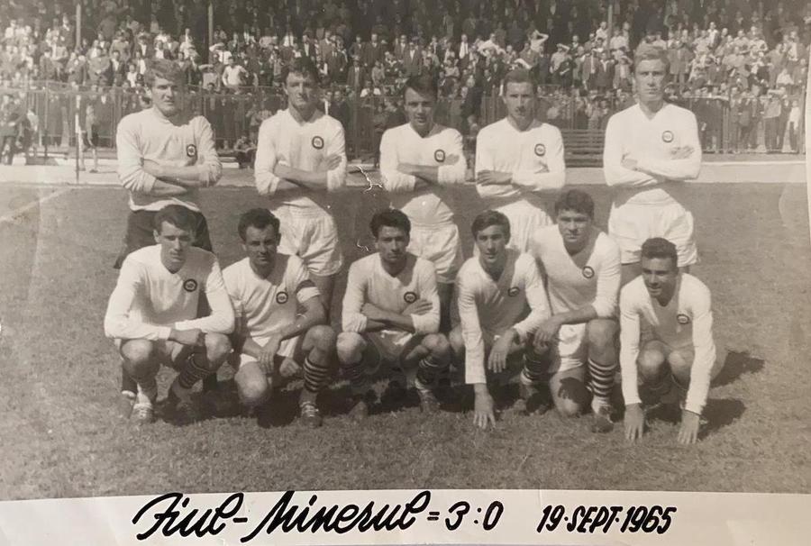Jiul, în Divizia B. Stocker e primul din stânga, pe rândul de jos. Libardi e al treilea din dreapta, tot jos Ticăloșii fără glorie » Povestea celui mai dur cuplu de fundași centrali din istoria Ligii 1: „Ne loveau încă de pe tunelul întunecat. Era îngrozitor”
