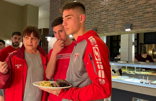 „Nutriția? La fel de importantă ca aptitudinile” » Cu nutriționista lui UTA la all-inclusive