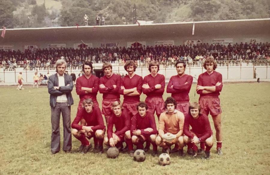 Jiul, jumătatea anilor 70. Stocker e primul de jos, din stânga. Gabi Stan e primul din dreapta Ticăloșii fără glorie » Povestea celui mai dur cuplu de fundași centrali din istoria Ligii 1: „Ne loveau încă de pe tunelul întunecat. Era îngrozitor”