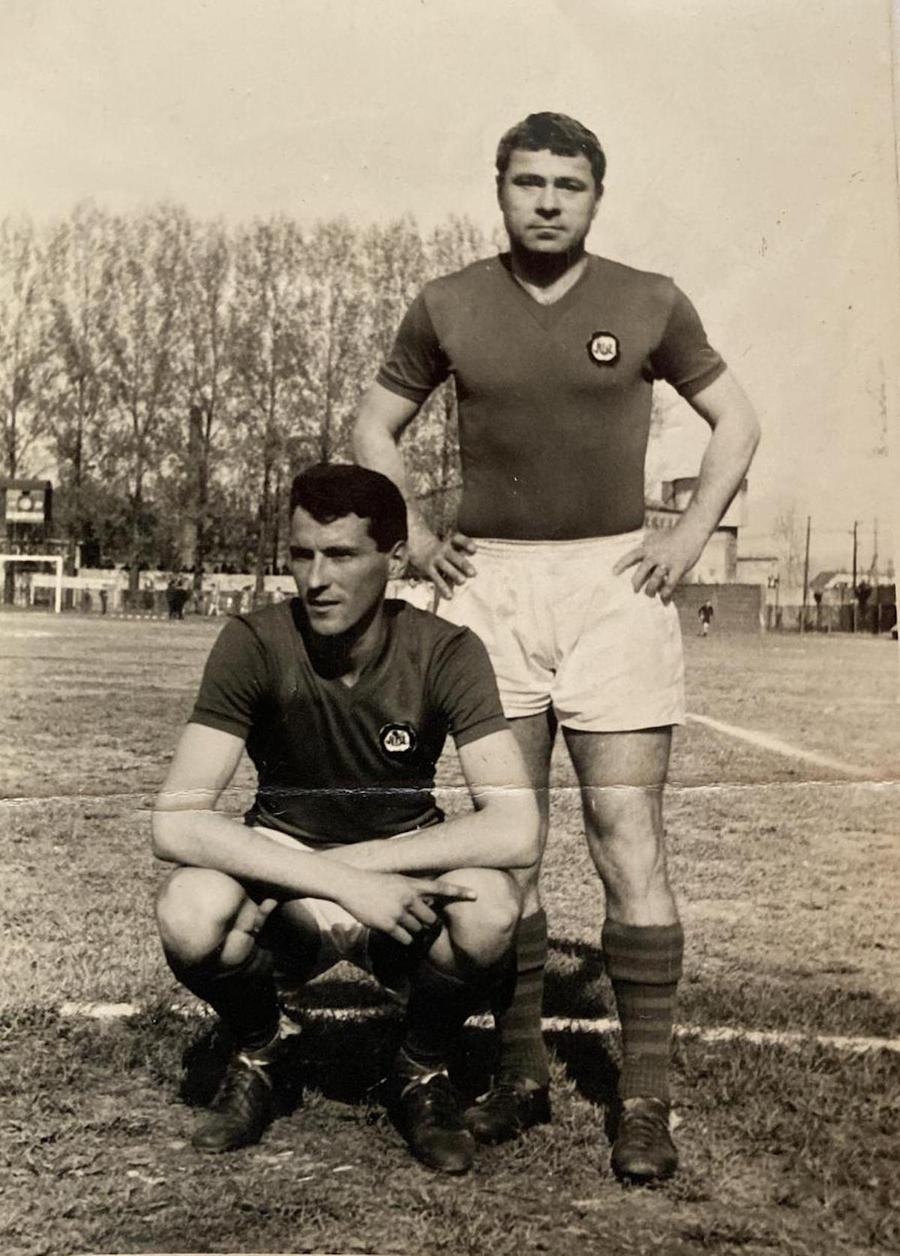 Stocker și Ivănescu, în Divizia B, în 1965 Ticăloșii fără glorie » Povestea celui mai dur cuplu de fundași centrali din istoria Ligii 1: „Ne loveau încă de pe tunelul întunecat. Era îngrozitor”