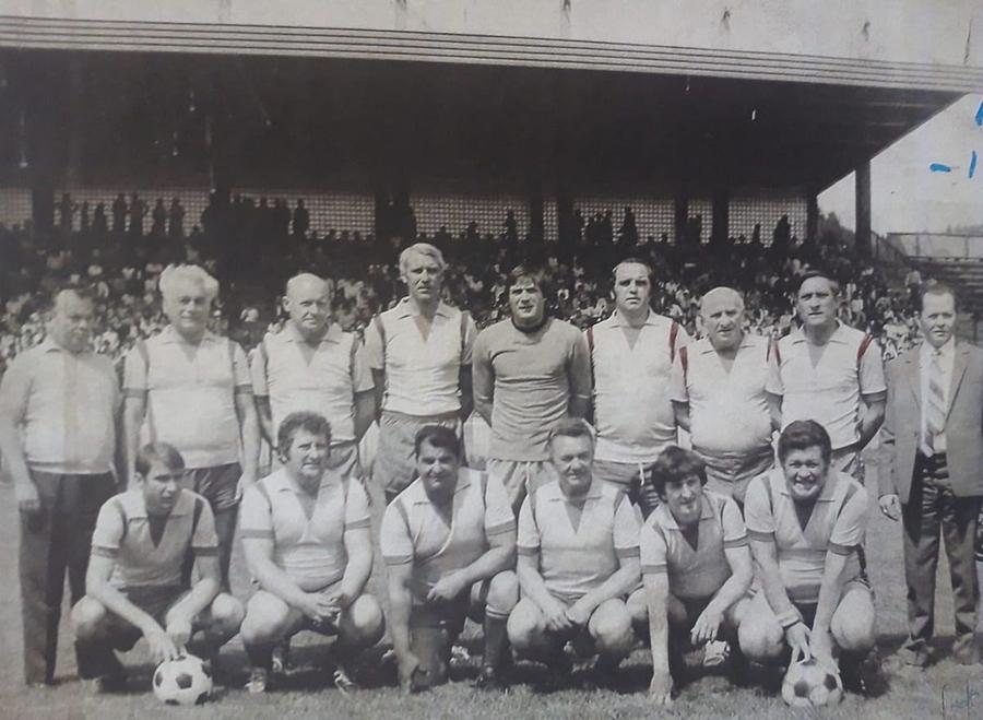 Meci de old-boys din 1984. Stocker și Tonca încadrează portarul, pe rândul de sus Ticăloșii fără glorie » Povestea celui mai dur cuplu de fundași centrali din istoria Ligii 1: „Ne loveau încă de pe tunelul întunecat. Era îngrozitor”
