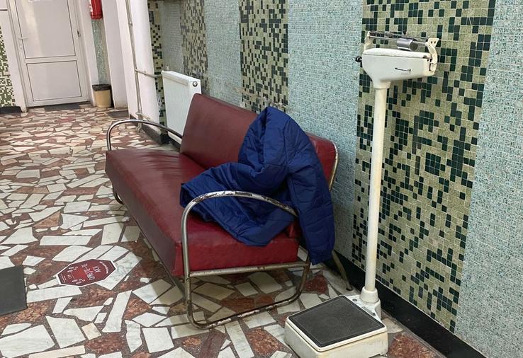 Canapele de zeci de ani și un cântar dintr-o altă epocă
