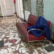 Canapele de zeci de ani și un cântar dintr-o altă epocă