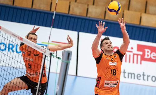 Pierre Pujol (numărul 18) pe când evolua în Germania, la Berlin Recycling Volleys Foto Imago Images