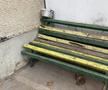 Banca din curtea instituției e ruptă și murdară