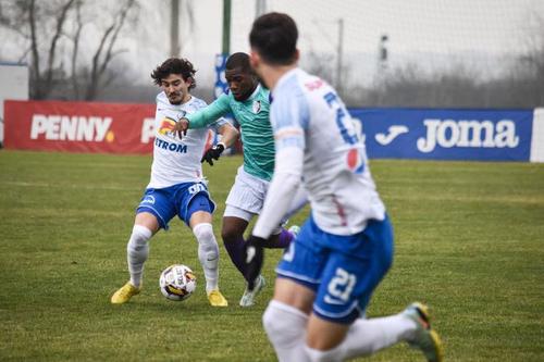 Alexi Pitu, în duel pentru balon // sursă foto: Gabriela Neacșu (Facebook FC Argeș)