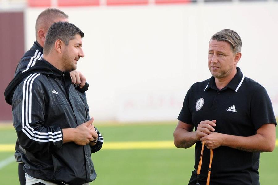 Manu, împreună cu Reghecampf, căruia i-a fost secund „Amendați cluburile, opriți traficul cu diplome!” » Antrenorul român acuză: „Două cluburi din Superliga mi-au cerut să le închiriez licența PRO”