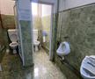 Două grupuri sanitare, instalații improvizate, un pișoar defect și instrucțiuni de folosire lipite pe pereți