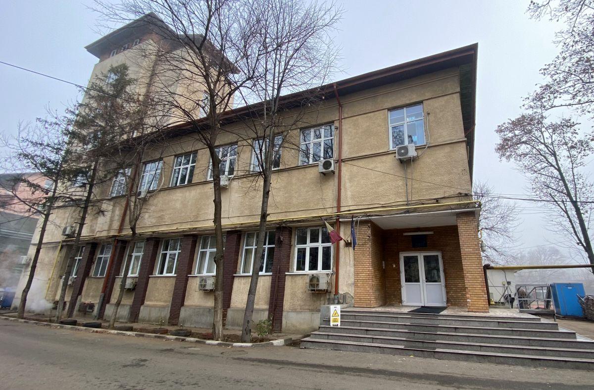 INMS, ce mizerie! Condiții ca-n anii '50-'60 la clinica unde merge Superliga: „bombardament” pe holuri, canapele care pot accidenta fotbaliștii și hârtie igienică sub lacăt. Imagini incredibile