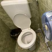 Pe modelul pix-ului legat cu sfoară la Loto, hârtia igienică e ținută sub lacăt