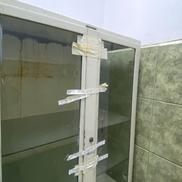 Un dulap medical abandonat într-una ditre toaletele de la etajul 1