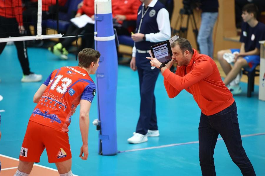 Antrenorul Sergiu Stancu dându-i indicații lui Aaro Nikula Foto CEV Arcada Galați a învins liderul grupei E în Liga Campionilor, reușind surpriza rundei!