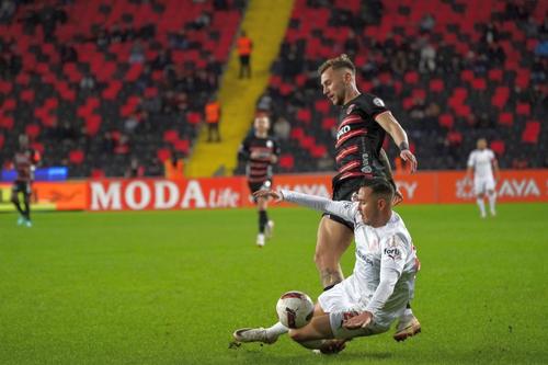 Denis Drăguș, în acțiune/ foto Twitter @Gaziantep FK