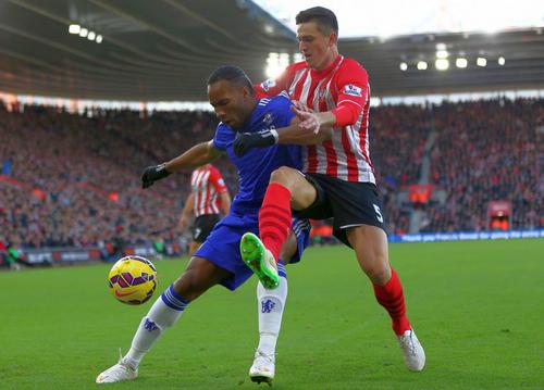 Florin Gardoș într-un duel cu legenda lui Chesea, Drogba. Foto: Imago Images