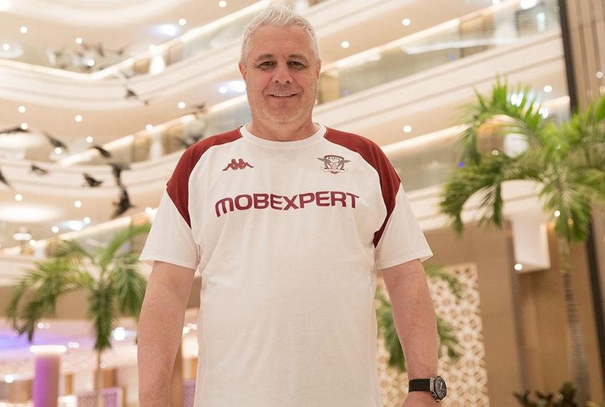 Marius Şumudică în holul hotelului de 5 stele în care Rapid a stat în Dubai