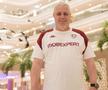 Marius Şumudică în holul hotelului de 5 stele în care Rapid a stat în Dubai