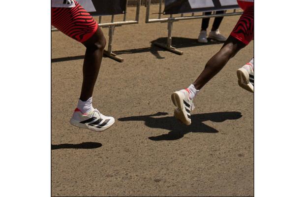 adidas lansează ADIZERO ADIOS PRO 4, creat pentru a doborî recorduri.