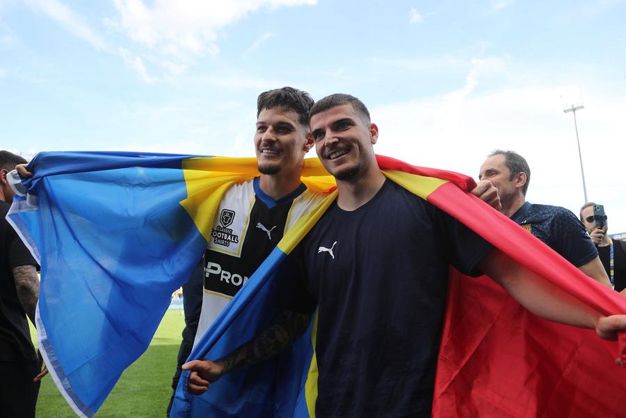 Ei sunt singurii români care au abonament la Parma: „Strigăm, țipăm, ne agităm, fluturăm tricolorul pentru Man și Mihăilă” + Episod hazliu cu Ancelotti: „L-am ținut pe la uși!”