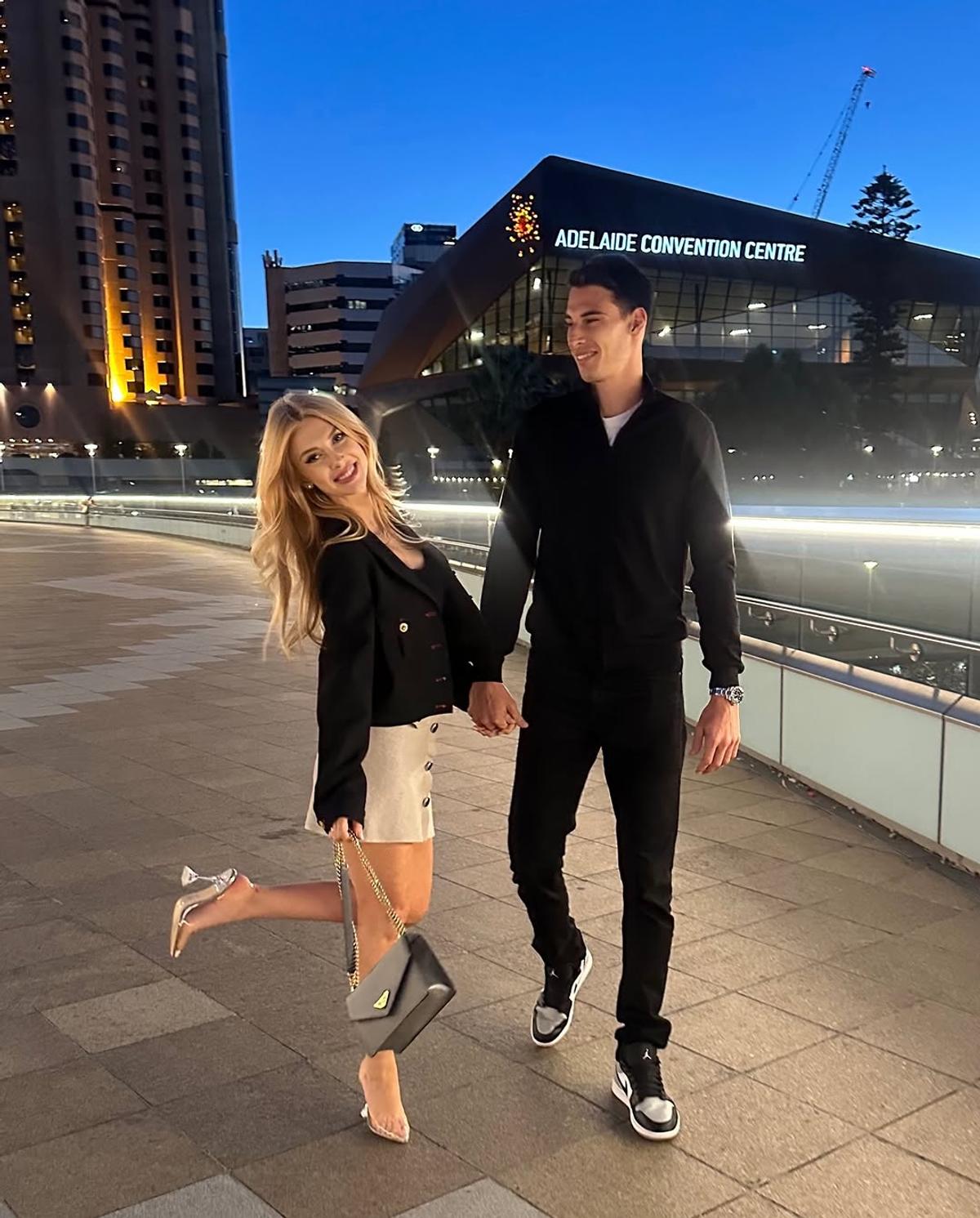 Andreea Bălan, criticată după ce a plecat în Australia, la Victor Cornea: „Îi e teamă că el își găsește vreo tinerică”