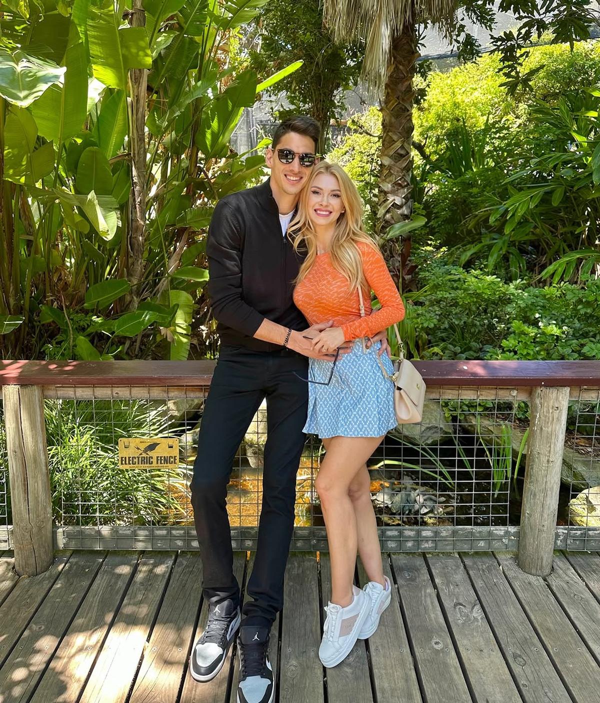 Andreea Bălan, criticată după ce a plecat în Australia, la Victor Cornea: „Îi e teamă că el își găsește vreo tinerică”