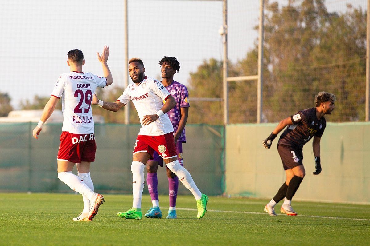 Rapid s-a distrat cu amatorii locali în primul amical din Dubai » 13 goluri și șanse pentru David Niculescu și Andrei Șucu: „Haide, Șucule, deschide!”