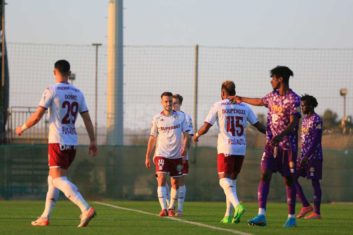 Rapid s-a distrat cu amatorii locali în primul amical din Dubai » 13 goluri și șanse pentru David Niculescu și Andrei Șucu: „Haide, Șucule, deschide!”