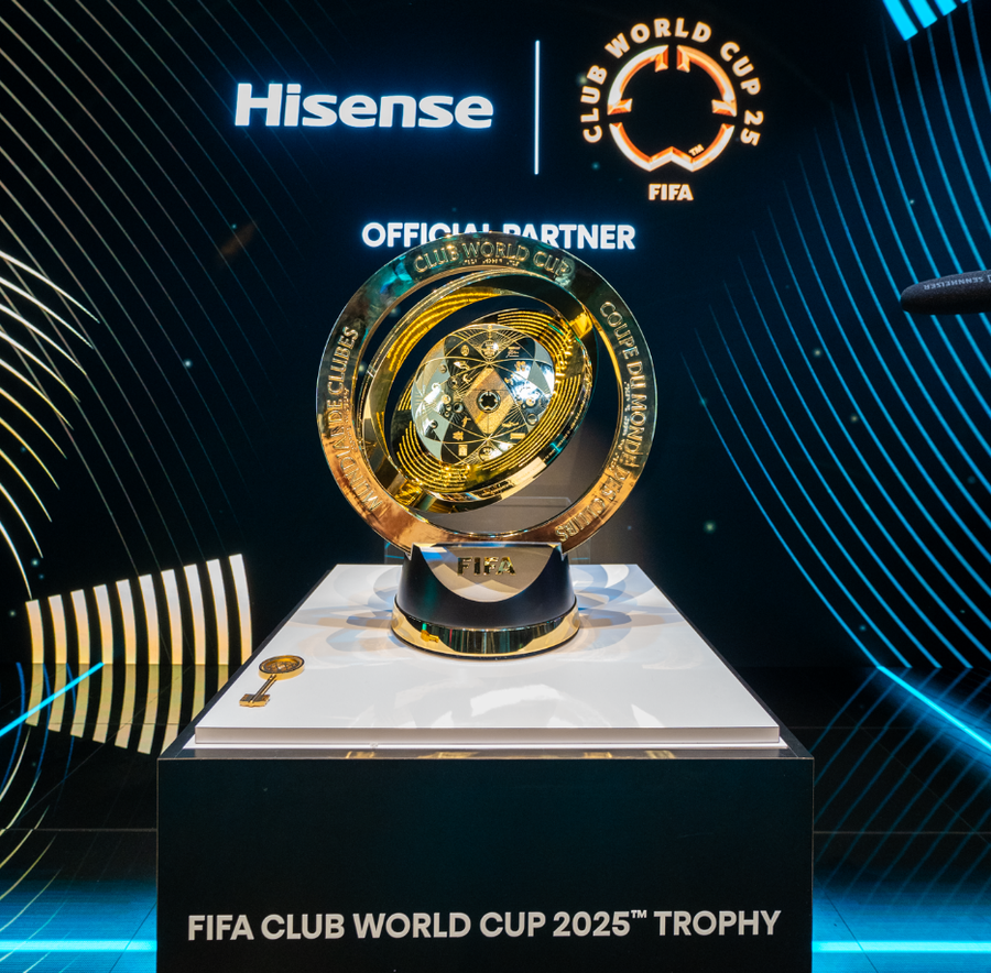 Trofeul Cupei Mondiale FIFA Club 2025™, în cadrul CES 2025 Hisense și FIFA oferă fanilor ocazia de a admira trofeul Cupei Mondiale FIFA Club 2025, la CES 2025