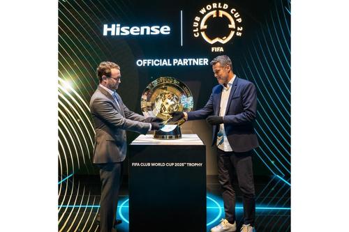 David Gold, vicepreședinte al Hisense International & președinte al Hisense Americas împreună cu Aldo Kafie, șeful departamentului de gestionare a parteneriatelor FIFA, dezvăluie Trofeul Cupei Mondiale FIFA Club 2025™, în cadrul CES 2025