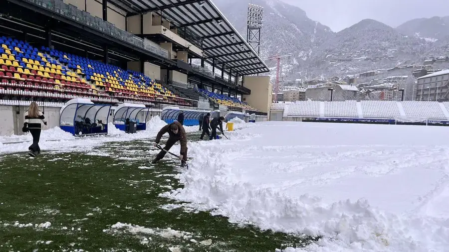 Fanii echipei FC Andorra ajută la dezăpezirea stadionului Meciul echipei lui Pique, amânat: strat de 28 cm de zăpadă pe stadion!