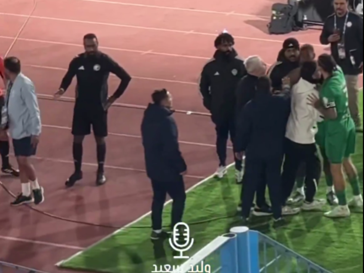 Marius Șumudică, scandal chiar la meciul de debut » Altercație cu starul de milioane al adversarei