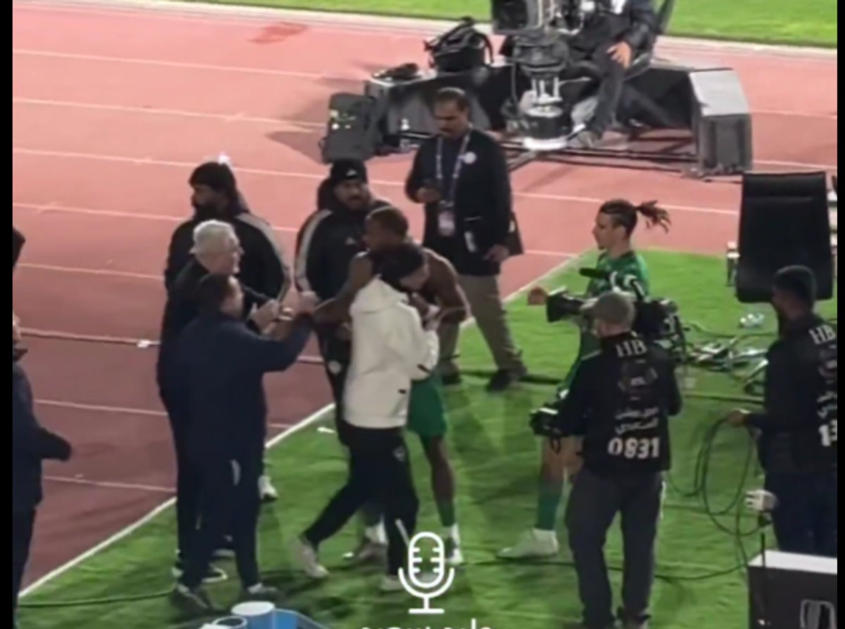 Marius Șumudică, scandal chiar la meciul de debut » Altercație cu starul de milioane al adversarei