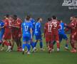 Universitatea Craiova - Stuttgart 2 » Nsimba i-a băgat mâna în gât unui adversar // foto: Ionuț Iordache (GSP)