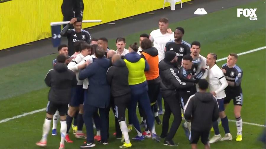 Radu Drăgușin (cu vesta galbenă) / Foto: Twitter Scandal la finalul meciului Tottenham - Aston Villa: Radu Drăgușin a sprintat să calmeze spiritele