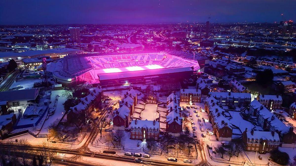 Stadionul lui Birmingham FC a iluminat orașul în roz