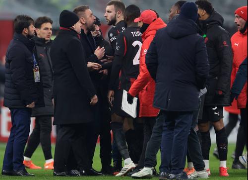 La finalul meciului de joi, AC Milan - Genoa 1-1, antrenorul Daniele De Rossi a avut un conflct cu fundașul rossonero Strahinja Pavlovic / Foto: Imago
